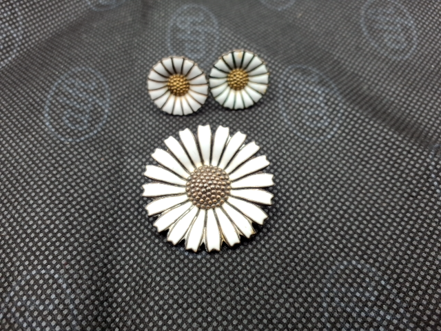 Marguerit broche samt 2 øreringe Vintage